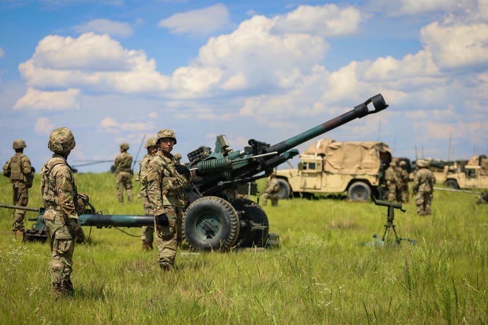 第82空降师炮兵在M119A3轻型榴弹炮旁训练