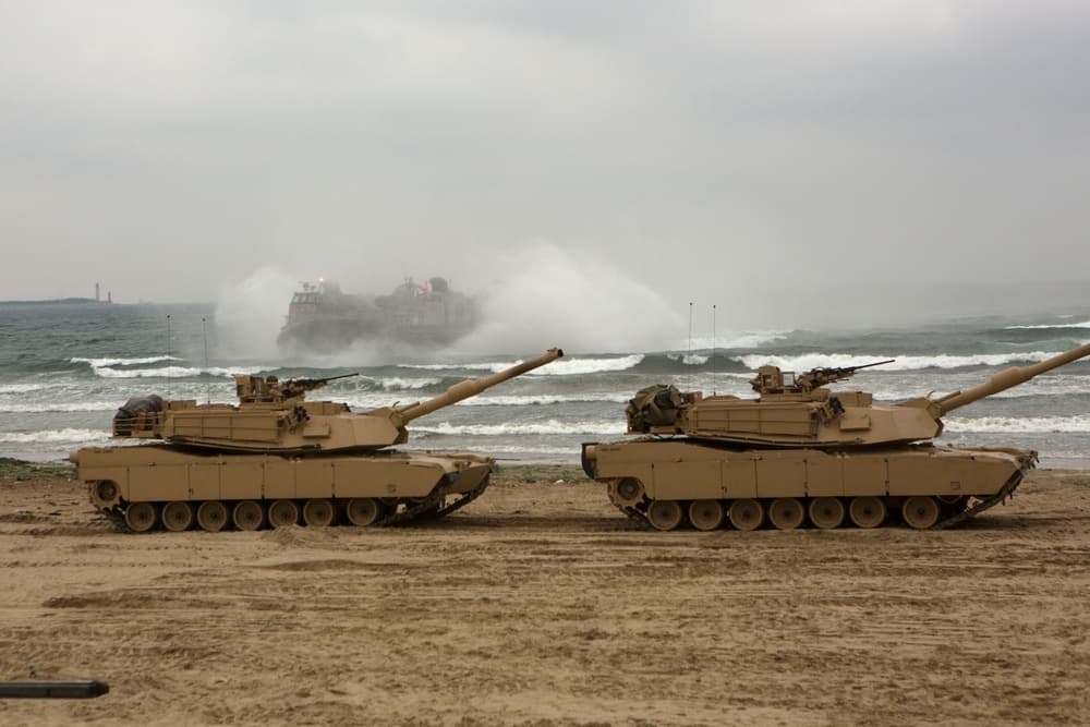 两辆美国海军陆战队 M1A1 坦克在韩国海滩展开