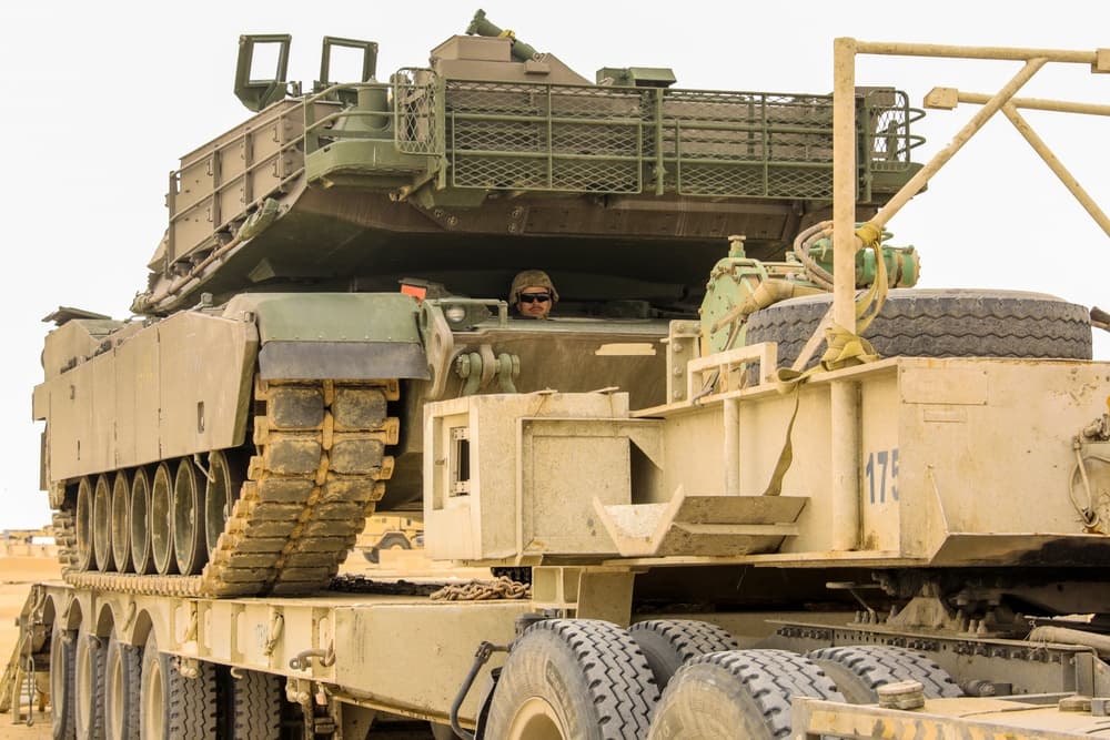 M1A2 SEP v3 从重型运输车上卸载
