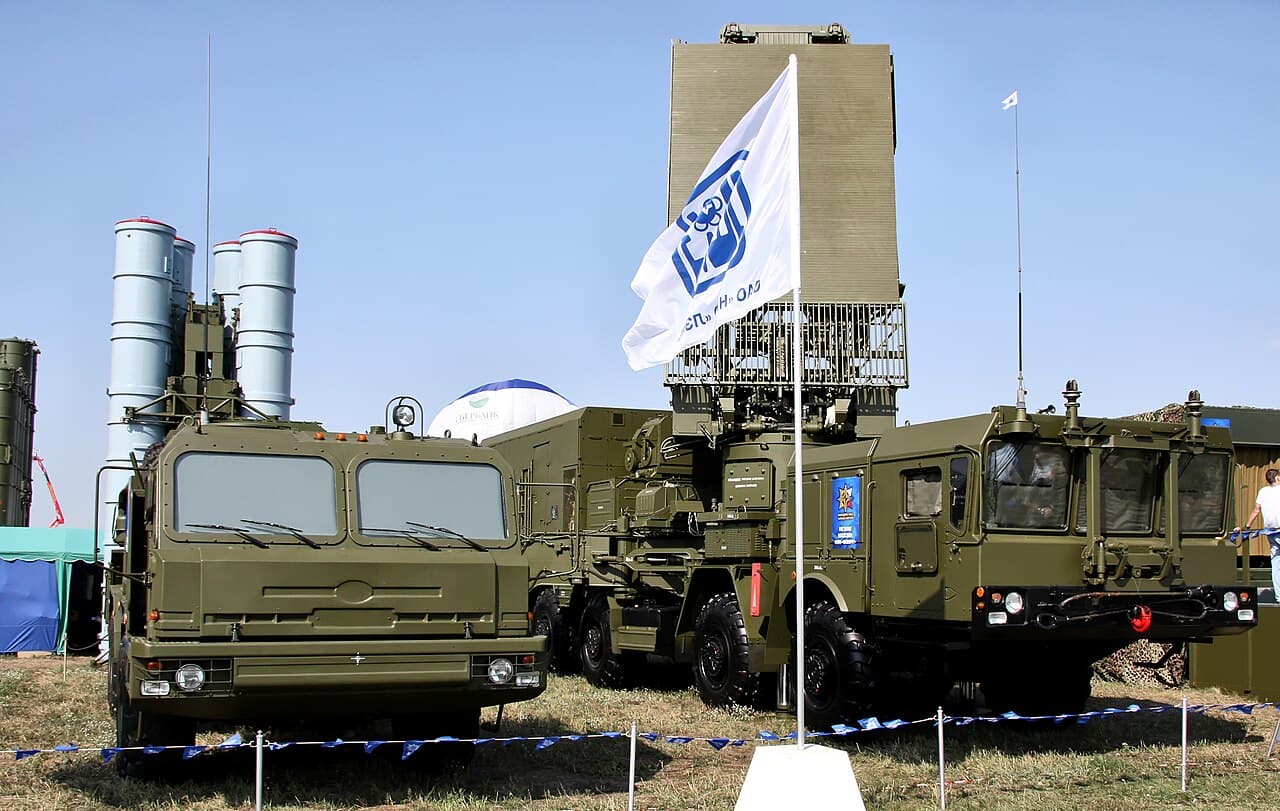 S-400发射车与96L6全高度探测雷达同场展示