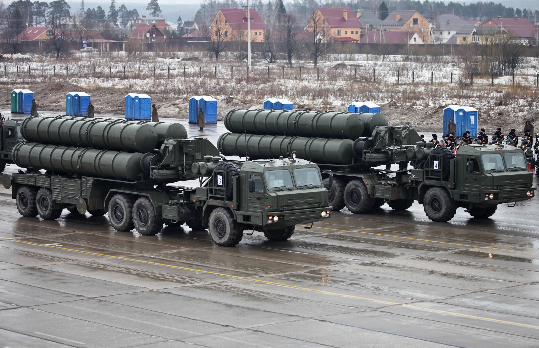 俄罗斯 S-400 凯旋防空导弹系统的5P85T2发射车编队